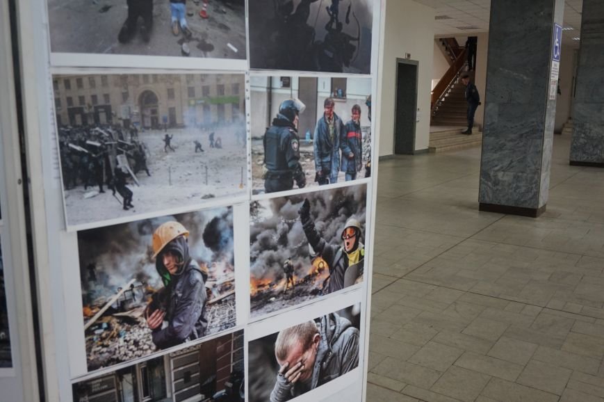 В Криворожском горисполкоме разместили фотографии с Евромайдана (ФОТО) (фото) - фото 2 В Криворожском горисполкоме разместили фотографии с Евромайдана (ФОТО) (фото) - фото 2