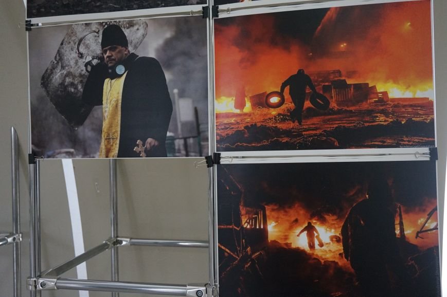 В Криворожском горисполкоме разместили фотографии с Евромайдана (ФОТО) (фото) - фото 3 В Криворожском горисполкоме разместили фотографии с Евромайдана (ФОТО) (фото) - фото 3