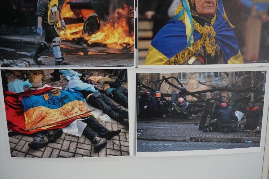 В Криворожском горисполкоме разместили фотографии с Евромайдана (ФОТО) (фото) - фото 2 В Криворожском горисполкоме разместили фотографии с Евромайдана (ФОТО) (фото) - фото 2