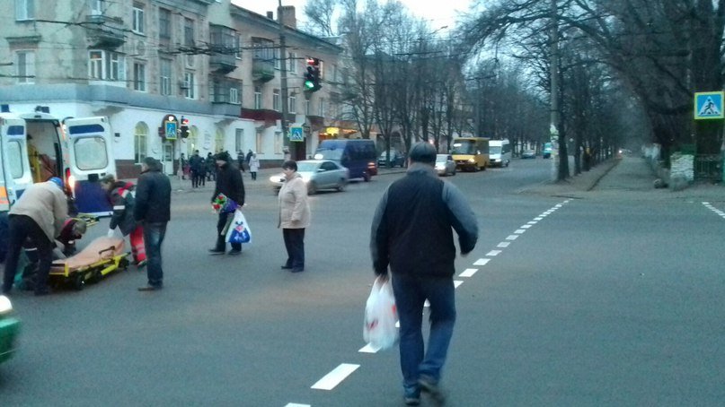 ДТП в Кривом Роге: Пожилая женщина пыталась перейти дорогу на ДТП в Кривом Роге: Пожилая женщина пыталась перейти дорогу на