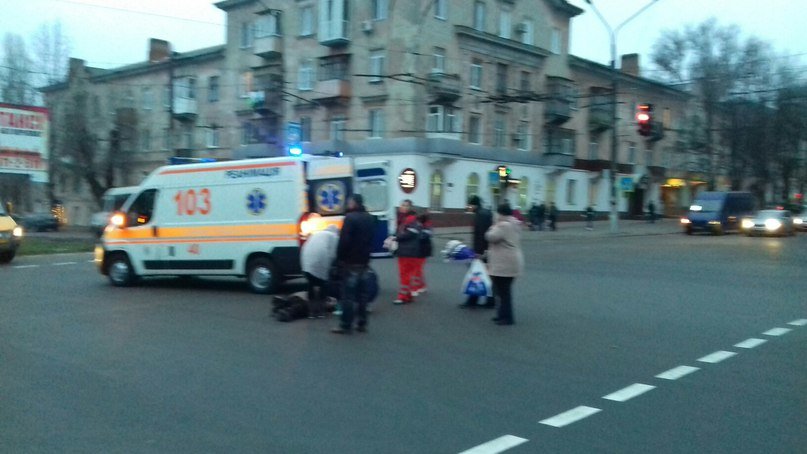 ДТП в Кривом Роге: Пожилая женщина пыталась перейти дорогу на ДТП в Кривом Роге: Пожилая женщина пыталась перейти дорогу на