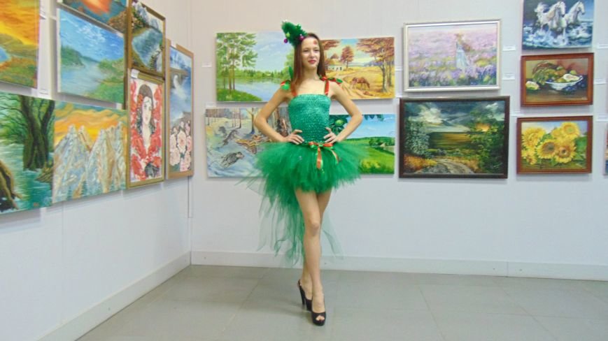 Мариупольские красавицы показали дефиле в платьях из бубликов, мака... Мариупольские красавицы показали дефиле в платьях из бубликов, макарон и коктейльных палочек (ФОТОРЕПОРТАЖ) (фото) - фото 6