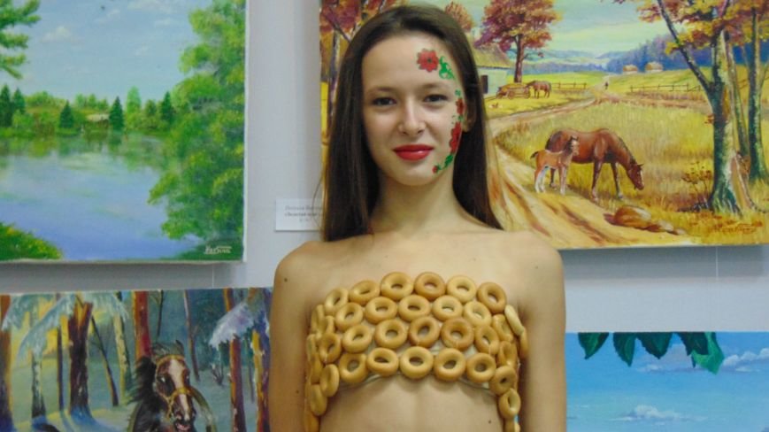 Мариупольские красавицы показали дефиле в платьях из бубликов, мака... Мариупольские красавицы показали дефиле в платьях из бубликов, макарон и коктейльных палочек (ФОТОРЕПОРТАЖ) (фото) - фото 4