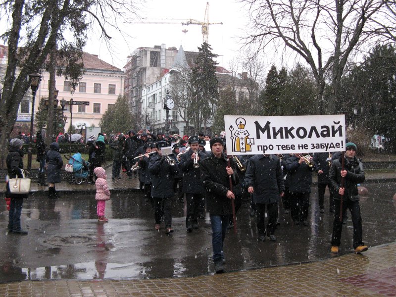 Більше сотні помічників святого Миколая пройшли парадом у Тернополі (фото) (фото) - фото 1 Більше сотні помічників святого Миколая пройшли парадом у Тернополі (фото) (фото) - фото 1