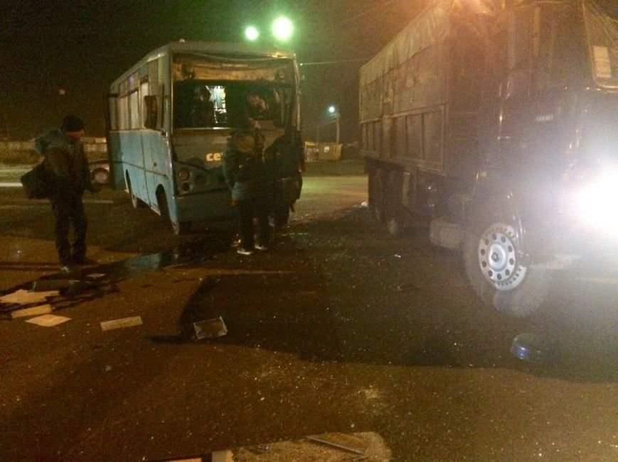 Под Одессой автобус, заполненный людьми, врезался в КамАЗ  (ФОТО) (фото) - фото 1