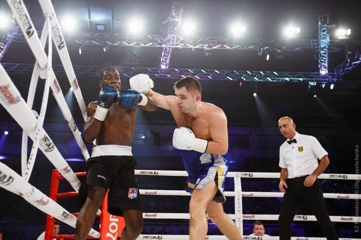 Боксер из Чернигова победил соперника из Эквадора на первом в Украине бое AIBA Pro Boxing (фото) - фото 1 Боксер из Чернигова победил соперника из Эквадора на первом в Украине бое AIBA Pro Boxing (фото) - фото 1