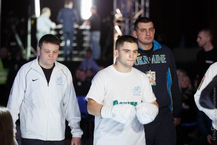 Боксер из Чернигова победил соперника из Эквадора на первом в Украине бое AIBA Pro Boxing (фото) - фото 1 Боксер из Чернигова победил соперника из Эквадора на первом в Украине бое AIBA Pro Boxing (фото) - фото 1