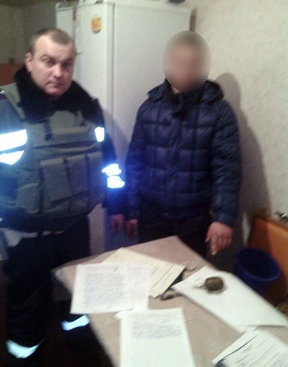 У жителя Артемовска-Бахмута нашли в кармане гранату (фото) - фото 1 У жителя Артемовска-Бахмута нашли в кармане гранату (фото) - фото 1