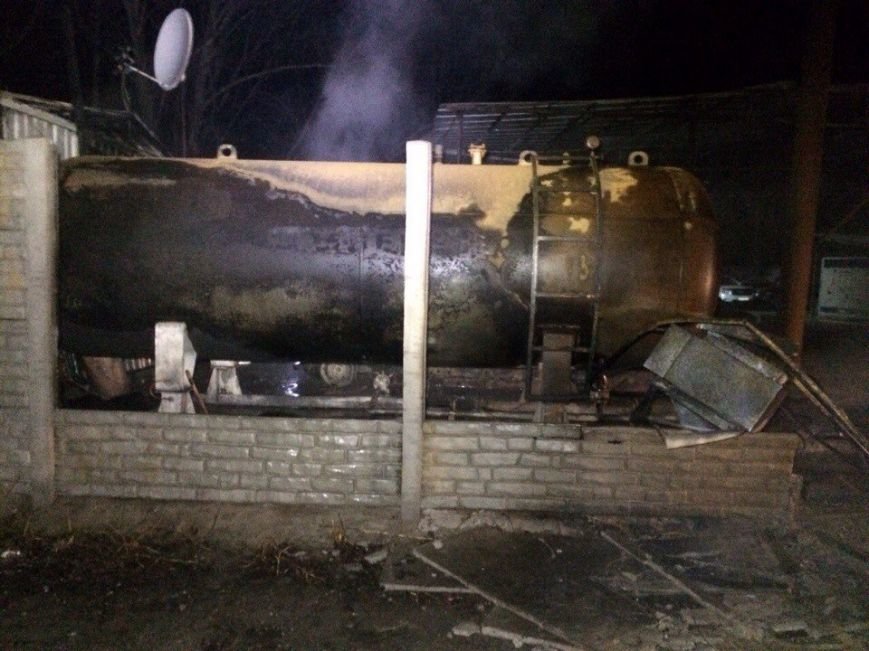 Пожар на газозаправке в Днепропетровске: пострадало двое мужчин (ФОТО, ВИДЕО) (фото) - фото 4 Пожар на газозаправке в Днепропетровске: пострадало двое мужчин (ФОТО, ВИДЕО) (фото) - фото 4