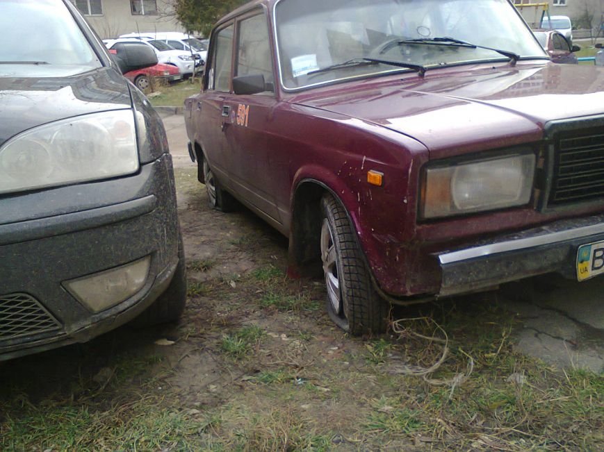 У Тернополі невідомі пробили 4 колеса автомобіля, припаркованого біля будинку (ФОТО) (фото) - фото 2 У Тернополі невідомі пробили 4 колеса автомобіля, припаркованого біля будинку (ФОТО) (фото) - фото 2