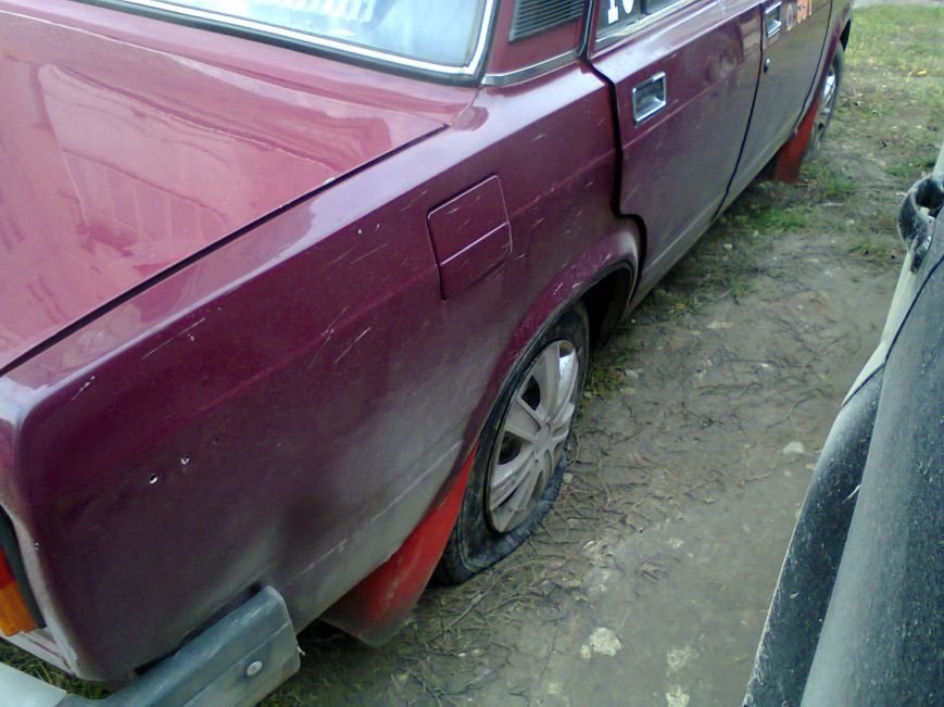 У Тернополі невідомі пробили 4 колеса автомобіля, припаркованого біля будинку (ФОТО) (фото) - фото 1 У Тернополі невідомі пробили 4 колеса автомобіля, припаркованого біля будинку (ФОТО) (фото) - фото 1