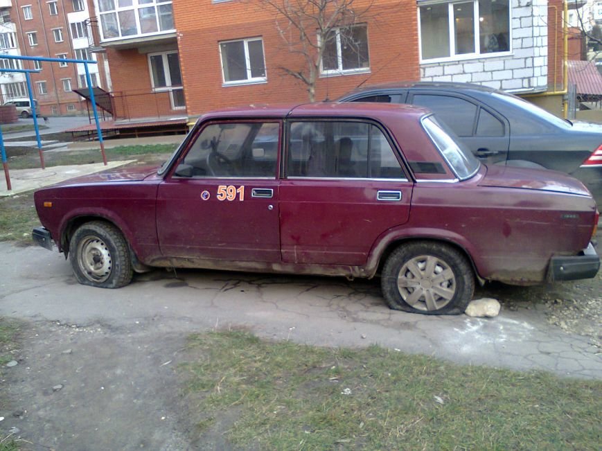 У Тернополі невідомі пробили 4 колеса автомобіля, припаркованого біля будинку (ФОТО) (фото) - фото 2 У Тернополі невідомі пробили 4 колеса автомобіля, припаркованого біля будинку (ФОТО) (фото) - фото 2