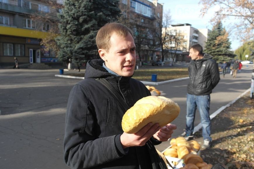 Сегодня в Красноармейске можно будет бесплатно получить хлеб (фото) - фото 1 Сегодня в Красноармейске можно будет бесплатно получить хлеб (фото) - фото 1