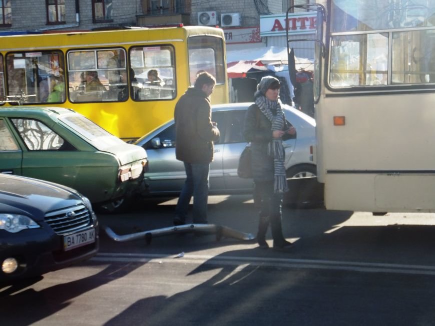 В Кировограде произошло ДТП с участием троллейбуса. ФОТО (фото) - фото 1 В Кировограде произошло ДТП с участием троллейбуса. ФОТО (фото) - фото 1