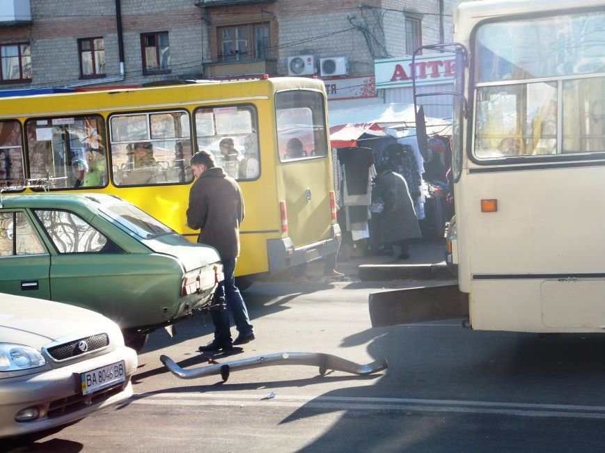 В Кировограде произошло ДТП с участием троллейбуса. ФОТО (фото) - фото 1 В Кировограде произошло ДТП с участием троллейбуса. ФОТО (фото) - фото 1