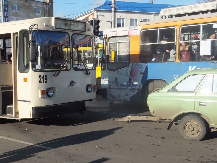 В Кировограде произошло ДТП с участием троллейбуса. ФОТО (фото) - фото 1 В Кировограде произошло ДТП с участием троллейбуса. ФОТО (фото) - фото 1