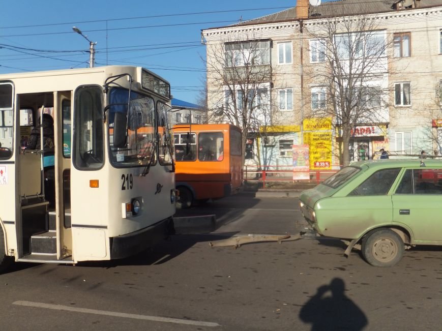 В Кировограде произошло ДТП с участием троллейбуса. ФОТО (фото) - фото 1 В Кировограде произошло ДТП с участием троллейбуса. ФОТО (фото) - фото 1