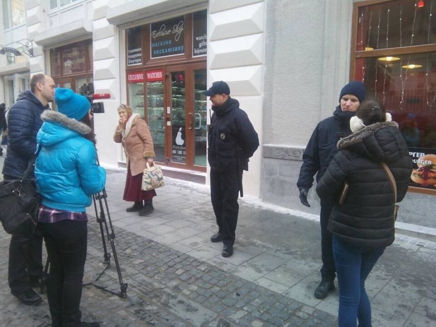 Сьогодні у Львові активісти відкрили полювання на псевдоволонтерів (ФОТО) (фото) - фото 1 Сьогодні у Львові активісти відкрили полювання на псевдоволонтерів (ФОТО) (фото) - фото 1