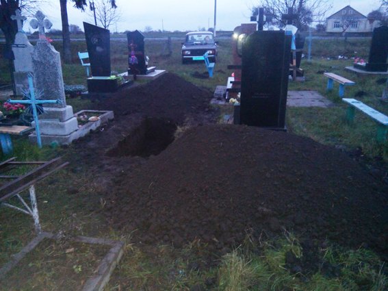 Жінка розкопала могилу діда, щоб дістати фотграфію (фото) - фото 1