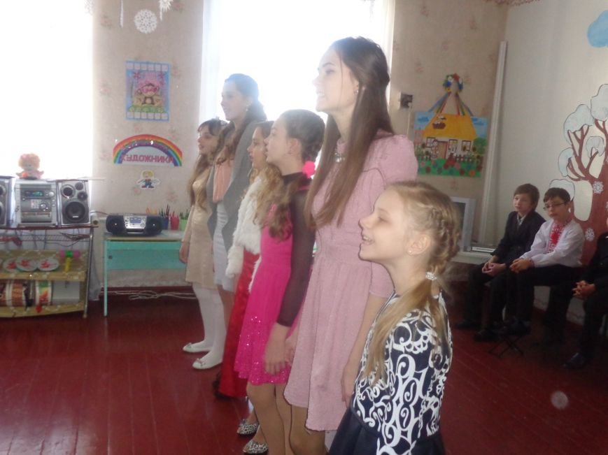 В детских садиках Красноармейска прошли предпраздничные концерты воспитанников музыкальной школы имени Н. Д. Леонтовича (фото) - фото 14 В детских садиках Красноармейска прошли предпраздничные концерты воспитанников музыкальной школы имени Н. Д. Леонтовича (фото) - фото 14