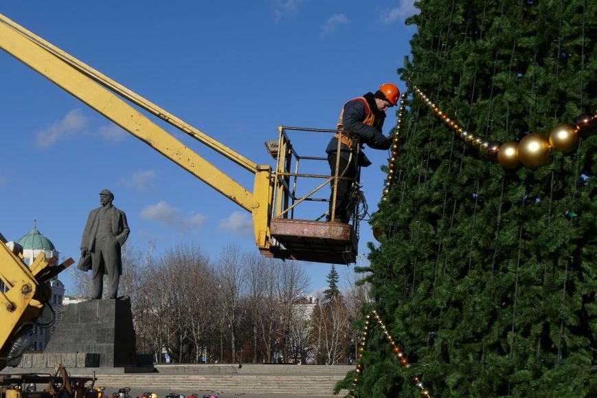 Главная елка Донецка будет украшена только российскими игрушками (ФОТО) (фото) - фото 1 Главная елка Донецка будет украшена только российскими игрушками (ФОТО) (фото) - фото 1