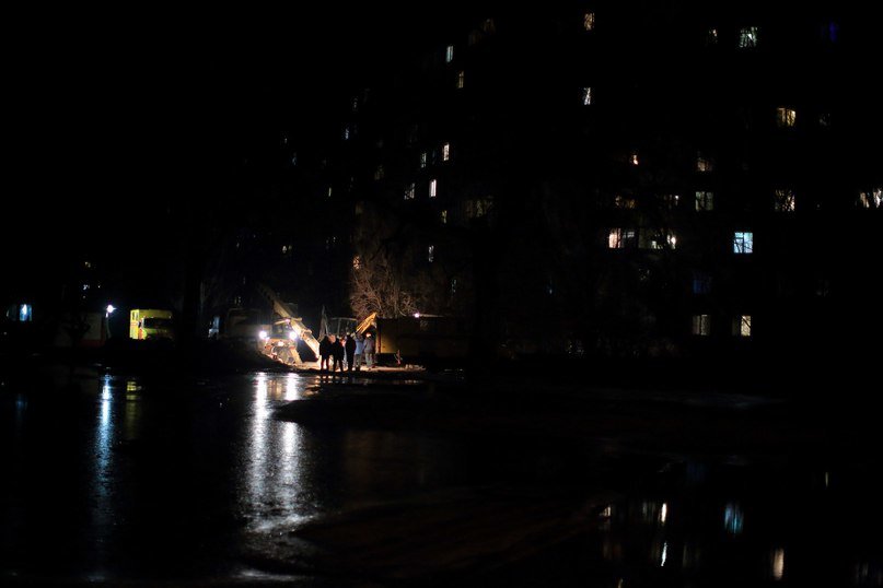Жилмассив Коммунар уже сутки сидит без воды (фото) - фото 1 Жилмассив Коммунар уже сутки сидит без воды (фото) - фото 1