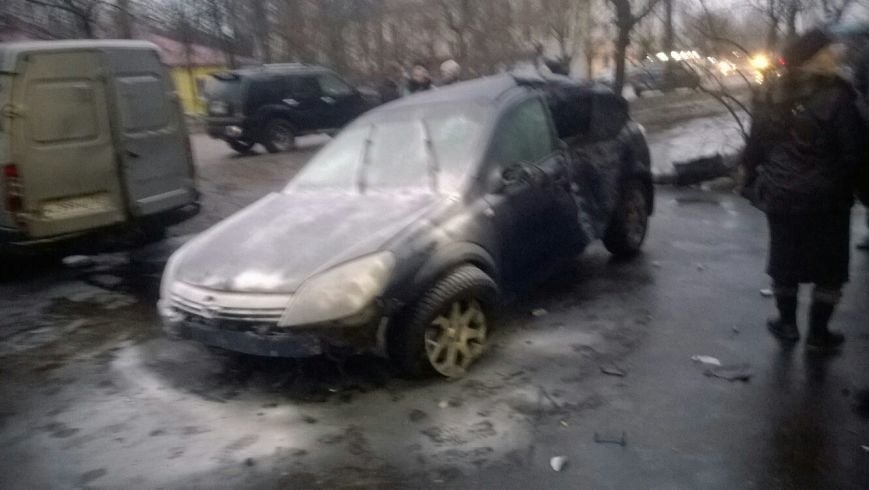 В Брянске летающий “Опель” протаранил столб, “ГАЗель” и “Матиз” (фото) - фото 2 В Брянске летающий “Опель” протаранил столб, “ГАЗель” и “Матиз” (фото) - фото 2