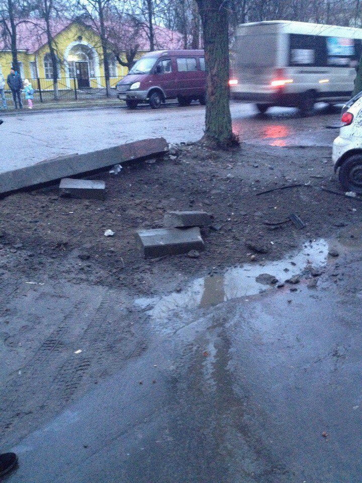 В Брянске летающий “Опель” протаранил столб, “ГАЗель” и “Матиз” (фото) - фото 4 В Брянске летающий “Опель” протаранил столб, “ГАЗель” и “Матиз” (фото) - фото 4