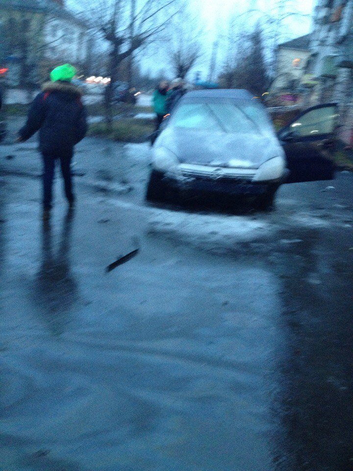 В Брянске летающий “Опель” протаранил столб, “ГАЗель” и “Матиз” (фото) - фото 5 В Брянске летающий “Опель” протаранил столб, “ГАЗель” и “Матиз” (фото) - фото 5