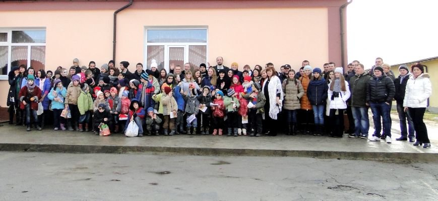 Повний автобус речей, подарунків , а головне - світлих людей прибув вчора з Хмельницького до Соколівської школи-інтернату (Фото) (фото) - фото 12 Повний автобус речей, подарунків , а головне - світлих людей прибув вчора з Хмельницького до Соколівської школи-інтернату (Фото) (фото) - фото 12