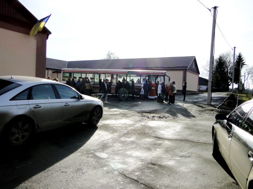 Повний автобус речей, подарунків , а головне - світлих людей прибув вчора з Хмельницького до Соколівської школи-інтернату (Фото) (фото) - фото 1 Повний автобус речей, подарунків , а головне - світлих людей прибув вчора з Хмельницького до Соколівської школи-інтернату (Фото) (фото) - фото 1