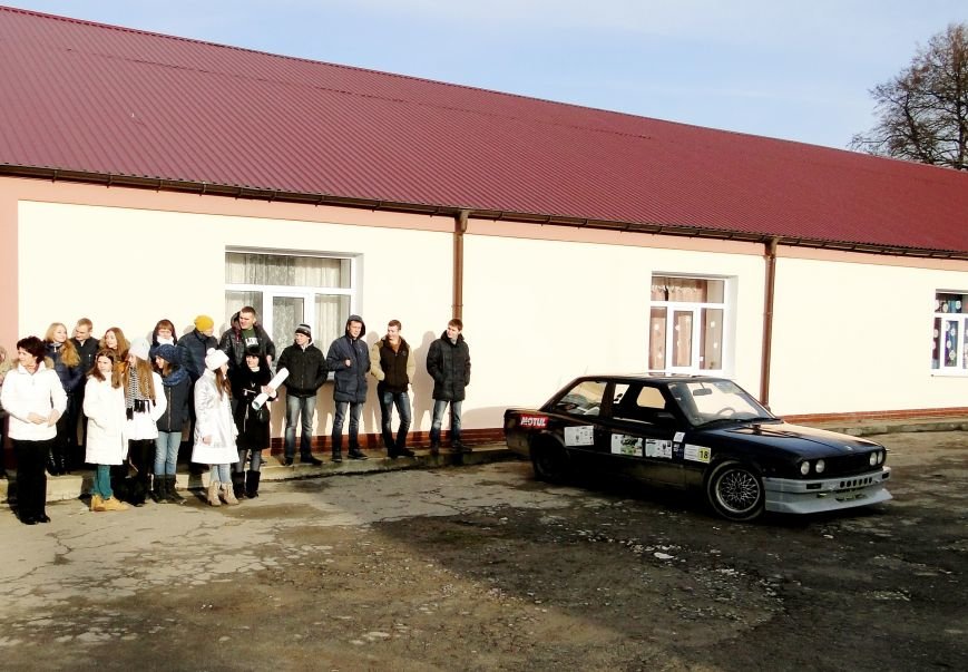 Повний автобус речей, подарунків , а головне - світлих людей прибув вчора з Хмельницького до Соколівської школи-інтернату (Фото) (фото) - фото 9 Повний автобус речей, подарунків , а головне - світлих людей прибув вчора з Хмельницького до Соколівської школи-інтернату (Фото) (фото) - фото 9