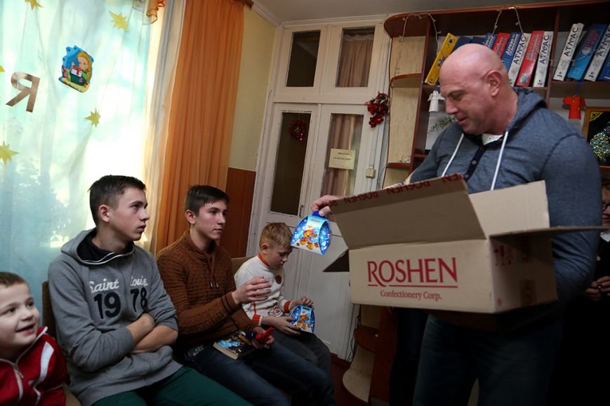 Побер і Смакоуз передали подарунки вихованцям центру соціально-психологічної реабілітації від Миколая (фото) - фото 1 Побер і Смакоуз передали подарунки вихованцям центру соціально-психологічної реабілітації від Миколая (фото) - фото 1