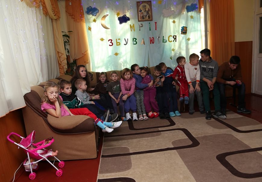 Побер і Смакоуз передали подарунки вихованцям центру соціально-психологічної реабілітації від Миколая (фото) - фото 1 Побер і Смакоуз передали подарунки вихованцям центру соціально-психологічної реабілітації від Миколая (фото) - фото 1