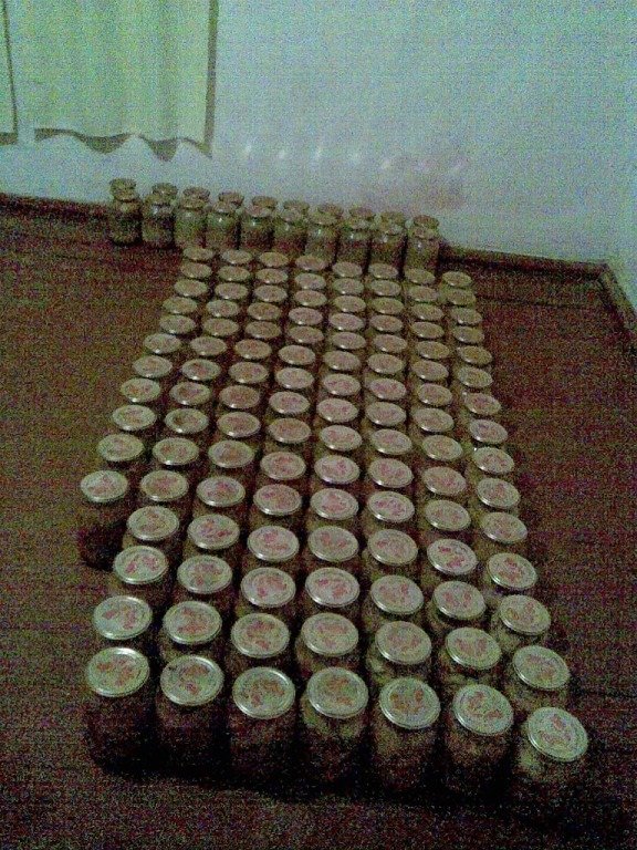 Тернополянин виготовив 700 літрів м’ясних консервів для воїнів АТО (фото) - фото 1 Тернополянин виготовив 700 літрів м’ясних консервів для воїнів АТО (фото) - фото 1