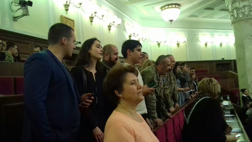 В Верховной Раде криворожане пытаются привлечь внимание народных избранников и скандируют В Верховной Раде криворожане пытаются привлечь внимание народных избранников и скандируют