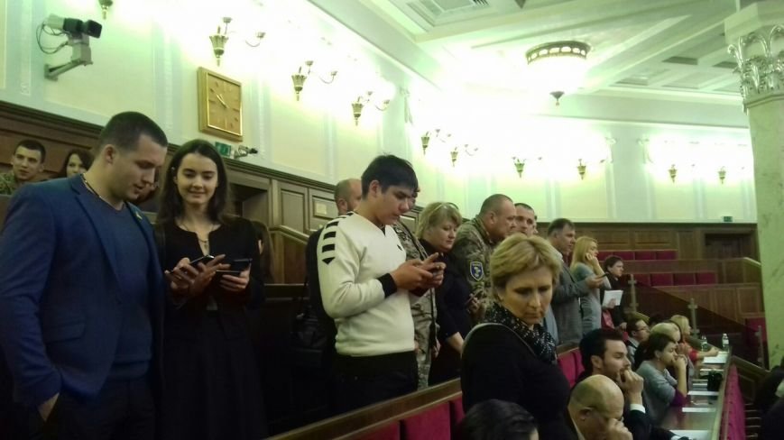 В Верховной Раде криворожане пытаются привлечь внимание народных избранников и скандируют В Верховной Раде криворожане пытаются привлечь внимание народных избранников и скандируют
