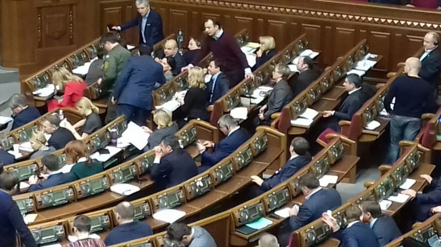 В Верховной Раде криворожане пытаются привлечь внимание народных избранников и скандируют В Верховной Раде криворожане пытаются привлечь внимание народных избранников и скандируют
