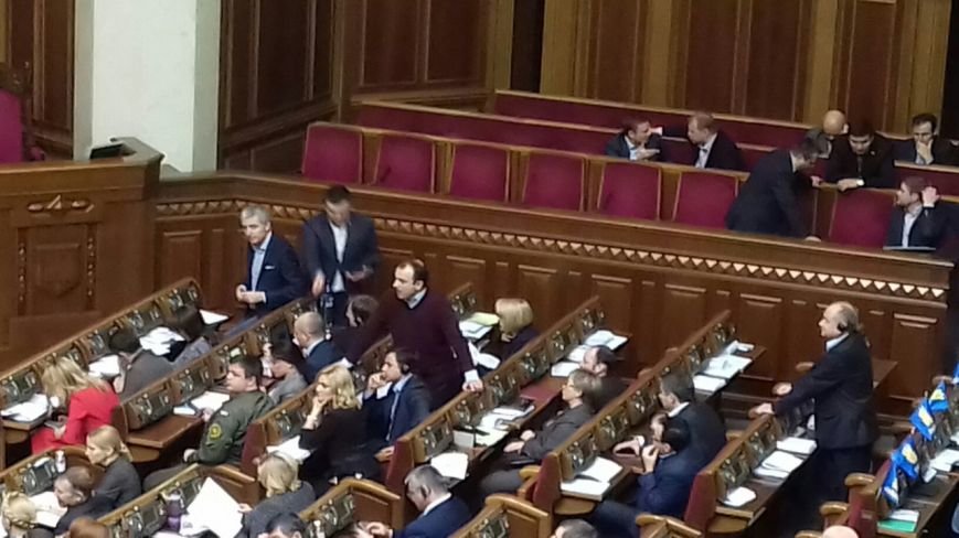 В Верховной Раде криворожане пытаются привлечь внимание народных избранников и скандируют В Верховной Раде криворожане пытаются привлечь внимание народных избранников и скандируют