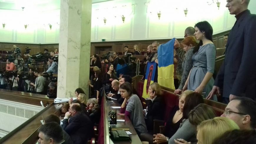 В Верховной Раде криворожане пытаются привлечь внимание народных избранников и скандируют В Верховной Раде криворожане пытаются привлечь внимание народных избранников и скандируют