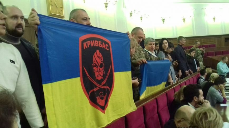 В Верховной Раде криворожане пытаются привлечь внимание народных избранников и скандируют В Верховной Раде криворожане пытаются привлечь внимание народных избранников и скандируют