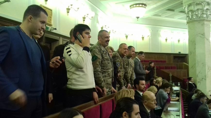 В Верховной Раде криворожане пытаются привлечь внимание народных избранников и скандируют В Верховной Раде криворожане пытаются привлечь внимание народных избранников и скандируют