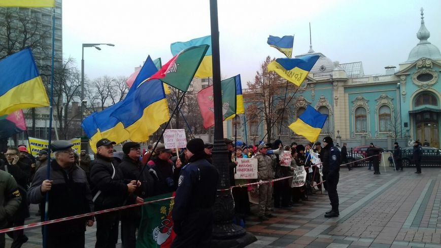 Под Верховной Радой криворожане ожидают решения вопроса по Кривому Рогу (ФОТО) (фото) - фото 1 Под Верховной Радой криворожане ожидают решения вопроса по Кривому Рогу (ФОТО) (фото) - фото 1