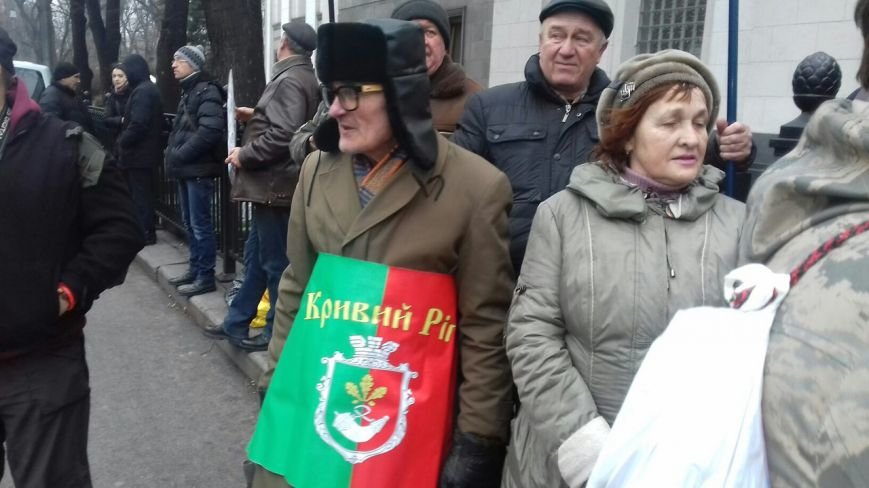Под Верховной Радой криворожане ожидают решения вопроса по Кривому Рогу (ФОТО) (фото) - фото 1 Под Верховной Радой криворожане ожидают решения вопроса по Кривому Рогу (ФОТО) (фото) - фото 1