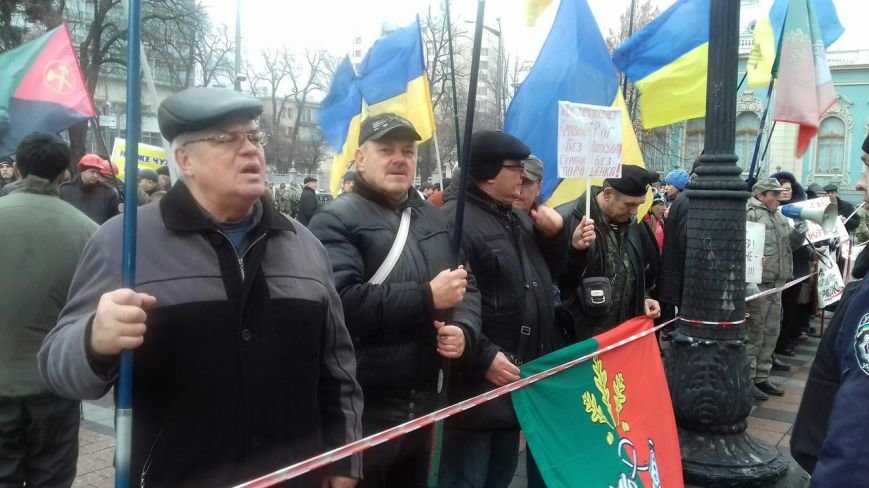 Под Верховной Радой криворожане ожидают решения вопроса по Кривому Рогу (ФОТО) (фото) - фото 1 Под Верховной Радой криворожане ожидают решения вопроса по Кривому Рогу (ФОТО) (фото) - фото 1