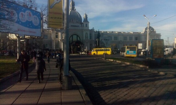У Львові шукають вибухівку на Головному залізничному вокзалі (ФОТО) (фото) - фото 2 У Львові шукають вибухівку на Головному залізничному вокзалі (ФОТО) (фото) - фото 2