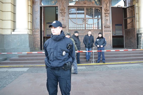 Через фальшиве повідомлення про замінування з головного вокзалу було евакуйовано 730 осіб (ФОТО) (фото) - фото 1 Через фальшиве повідомлення про замінування з головного вокзалу було евакуйовано 730 осіб (ФОТО) (фото) - фото 1
