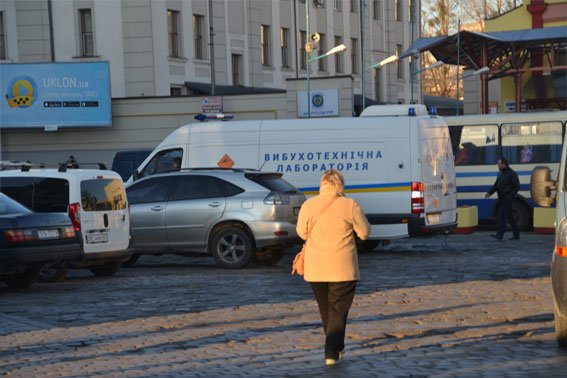 Через фальшиве повідомлення про замінування з головного вокзалу було евакуйовано 730 осіб (ФОТО) (фото) - фото 1 Через фальшиве повідомлення про замінування з головного вокзалу було евакуйовано 730 осіб (ФОТО) (фото) - фото 1