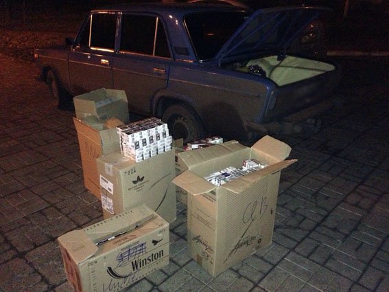 На блокпосту в Артемовске-Бахмуте задержана перевозка нелегальных сигарет (фото) - фото 1 На блокпосту в Артемовске-Бахмуте задержана перевозка нелегальных сигарет (фото) - фото 1