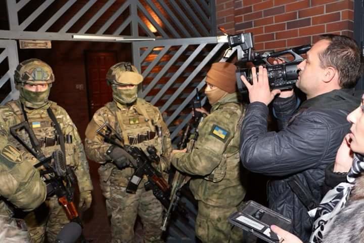 Геннадия Корбана в сопровождению правоохранителей доставили в Киеве (фото) - фото 1 Геннадия Корбана в сопровождению правоохранителей доставили в Киеве (фото) - фото 1